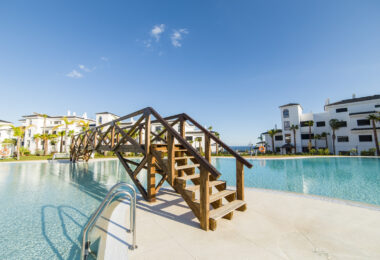 Eleganckie designerskie mieszkanie na sprzedaż w Mirador de Estepona Hills z licencją na wynajem