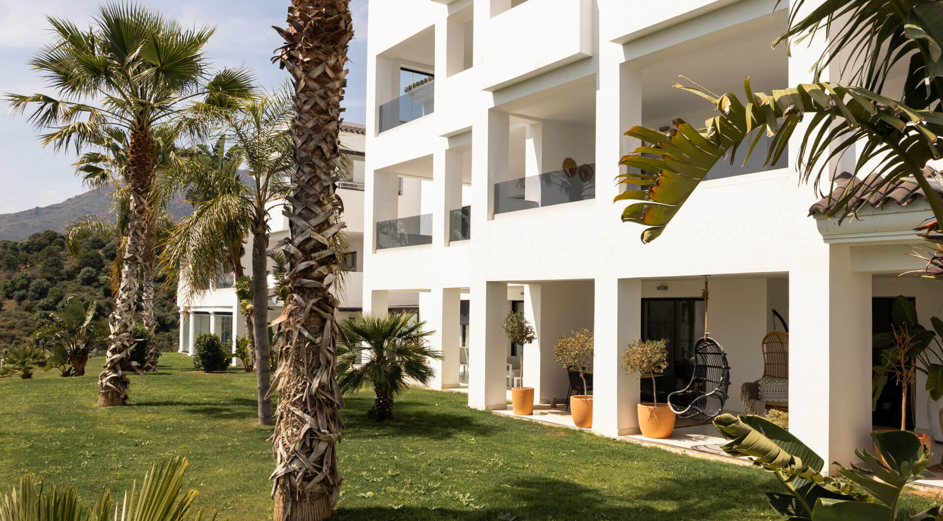 Eleganckie designerskie mieszkanie na sprzedaż w Mirador de Estepona Hills z licencją na wynajem
