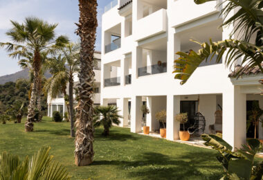 Eleganckie designerskie mieszkanie na sprzedaż w Mirador de Estepona Hills z licencją na wynajem