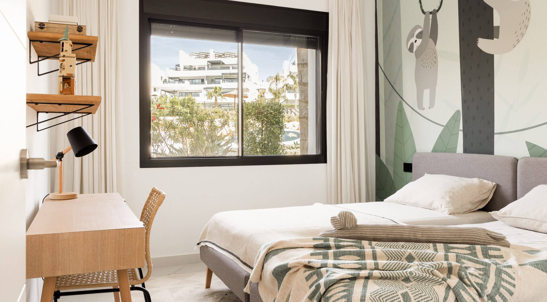 Eleganckie designerskie mieszkanie na sprzedaż w Mirador de Estepona Hills z licencją na wynajem