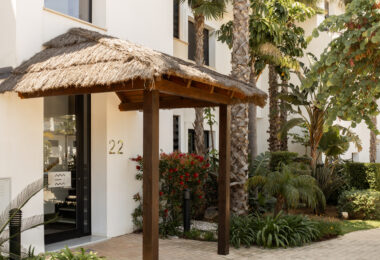 Eleganckie designerskie mieszkanie na sprzedaż w Mirador de Estepona Hills z licencją na wynajem