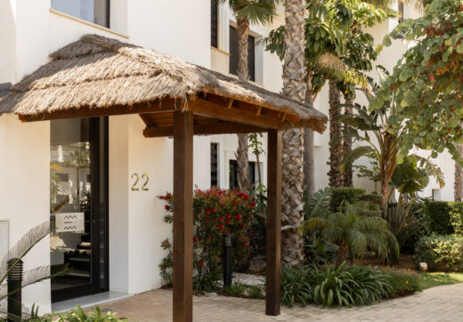 Eleganckie designerskie mieszkanie na sprzedaż w Mirador de Estepona Hills z licencją na wynajem