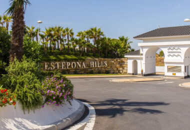Eleganckie designerskie mieszkanie na sprzedaż w Mirador de Estepona Hills z licencją na wynajem