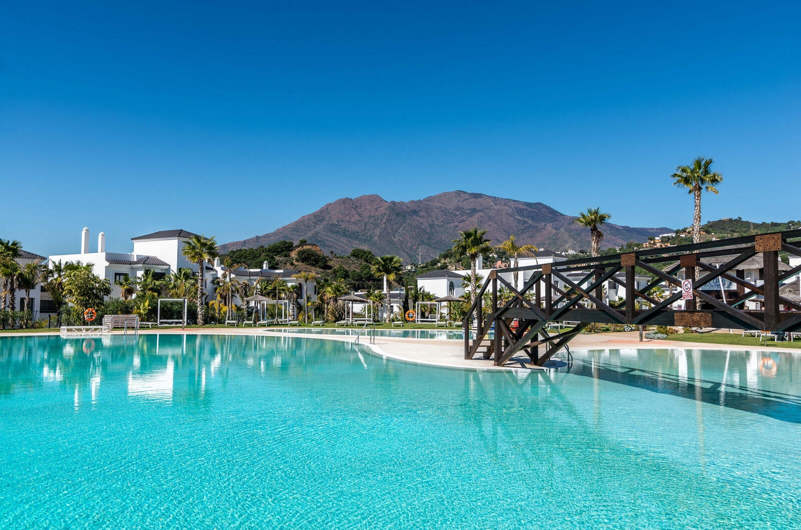 Eleganckie designerskie mieszkanie na sprzedaż w Mirador de Estepona Hills z licencją na wynajem