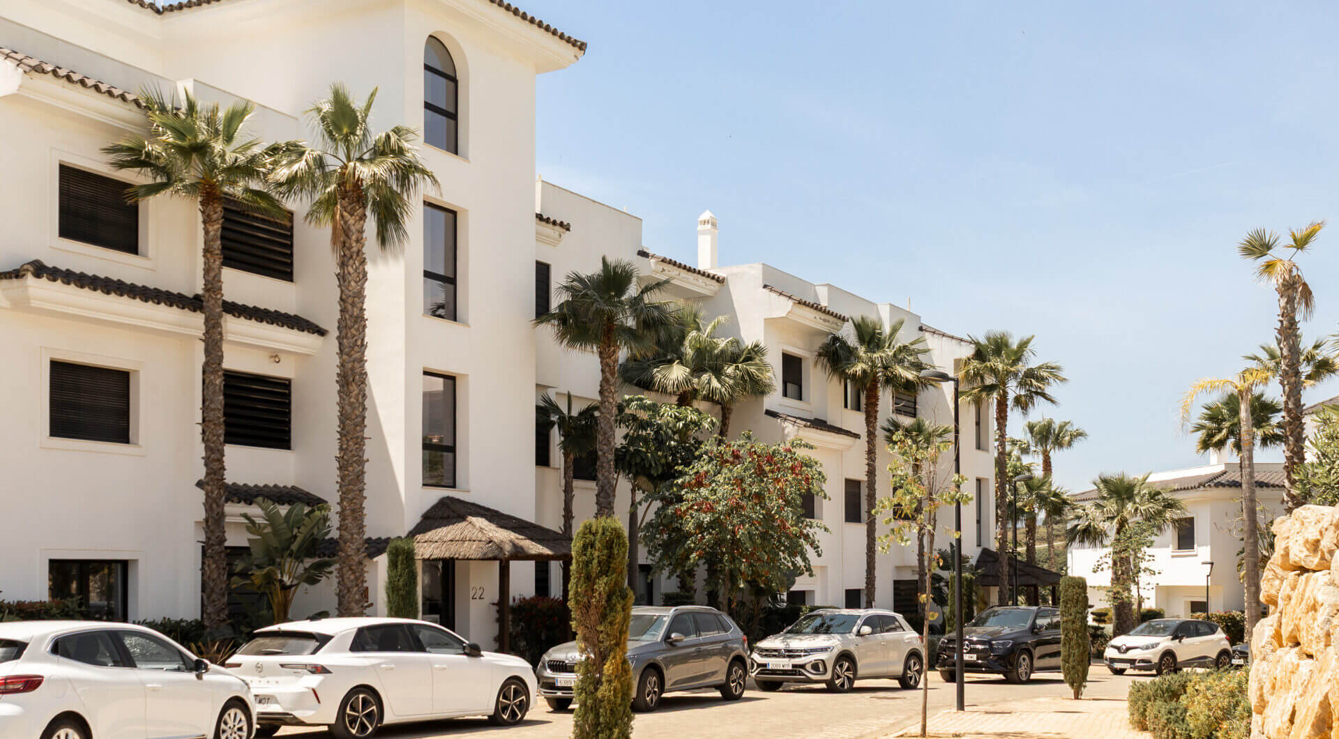 Eleganckie designerskie mieszkanie na sprzedaż w Mirador de Estepona Hills z licencją na wynajem