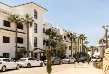 Eleganckie designerskie mieszkanie na sprzedaż w Mirador de Estepona Hills z licencją na wynajem