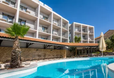 Inwestycje w Chorwacji – hotel z basenem, balkonami i strefą wypoczynkową przy wybrzeżu na wyspie Korčula