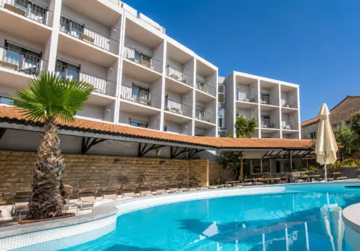 Inwestycje w Chorwacji – hotel z basenem, balkonami i strefą wypoczynkową przy wybrzeżu na wyspie Korčula