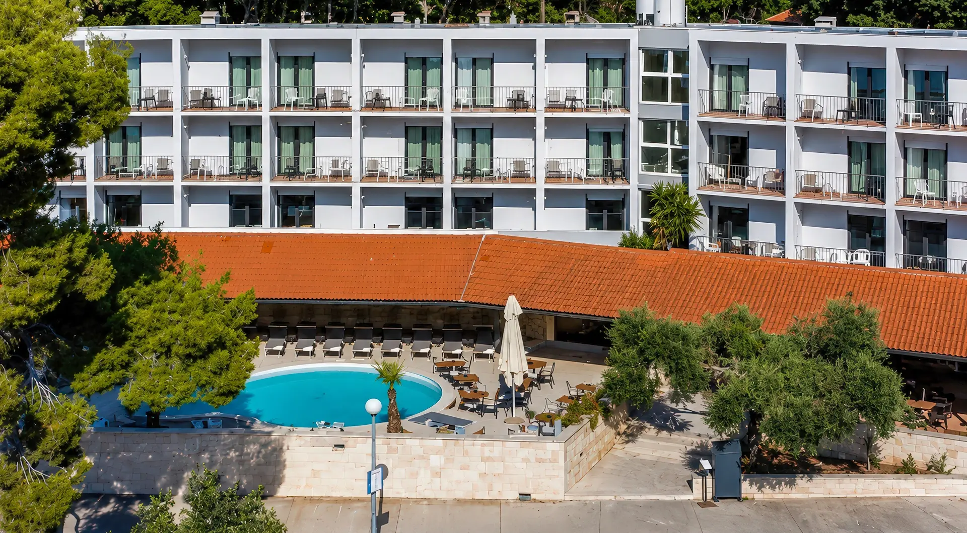 Inwestycje w Chorwacji – nowoczesny hotel z basenem, tarasem i balkonami na malowniczej wyspie Korčula