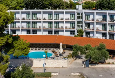 Inwestycje w Chorwacji – nowoczesny hotel z basenem, tarasem i balkonami na malowniczej wyspie Korčula