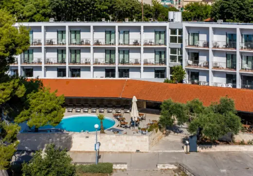 Inwestycje w Chorwacji – nowoczesny hotel z basenem, tarasem i balkonami na malowniczej wyspie Korčula