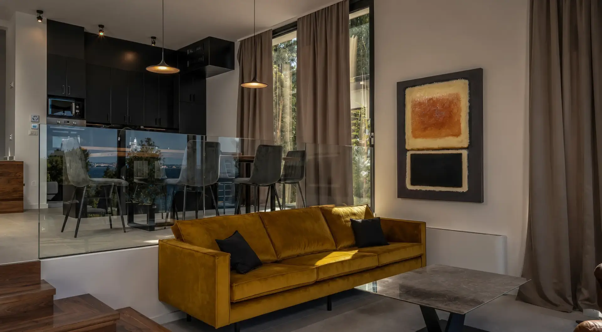 Luksusowa rezydencja na Ugljan z eleganckim salonem, aksamitną sofą, wysokimi przeszkleniami oraz nowoczesną kuchnią premium