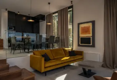Luksusowa rezydencja na Ugljan z eleganckim salonem, aksamitną sofą, wysokimi przeszkleniami oraz nowoczesną kuchnią premium