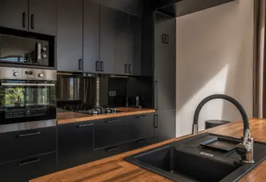 Luksusowa rezydencja na Ugljan z elegancką czarną kuchnią, drewnianym blatem oraz nowoczesnym wyposażeniem premium