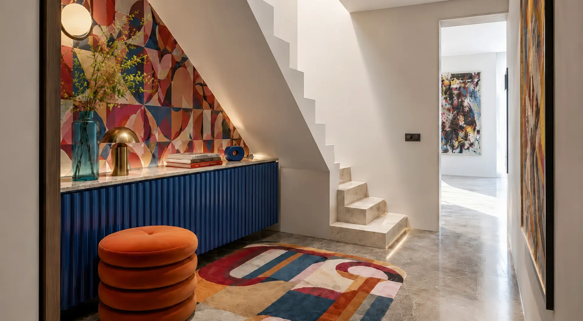 Penthouse w kamienicy Warszawa Śródmieście z designerskim holem, schodami, kolorową tapetą, niebieską zabudową i dekoracyjnym dywanem