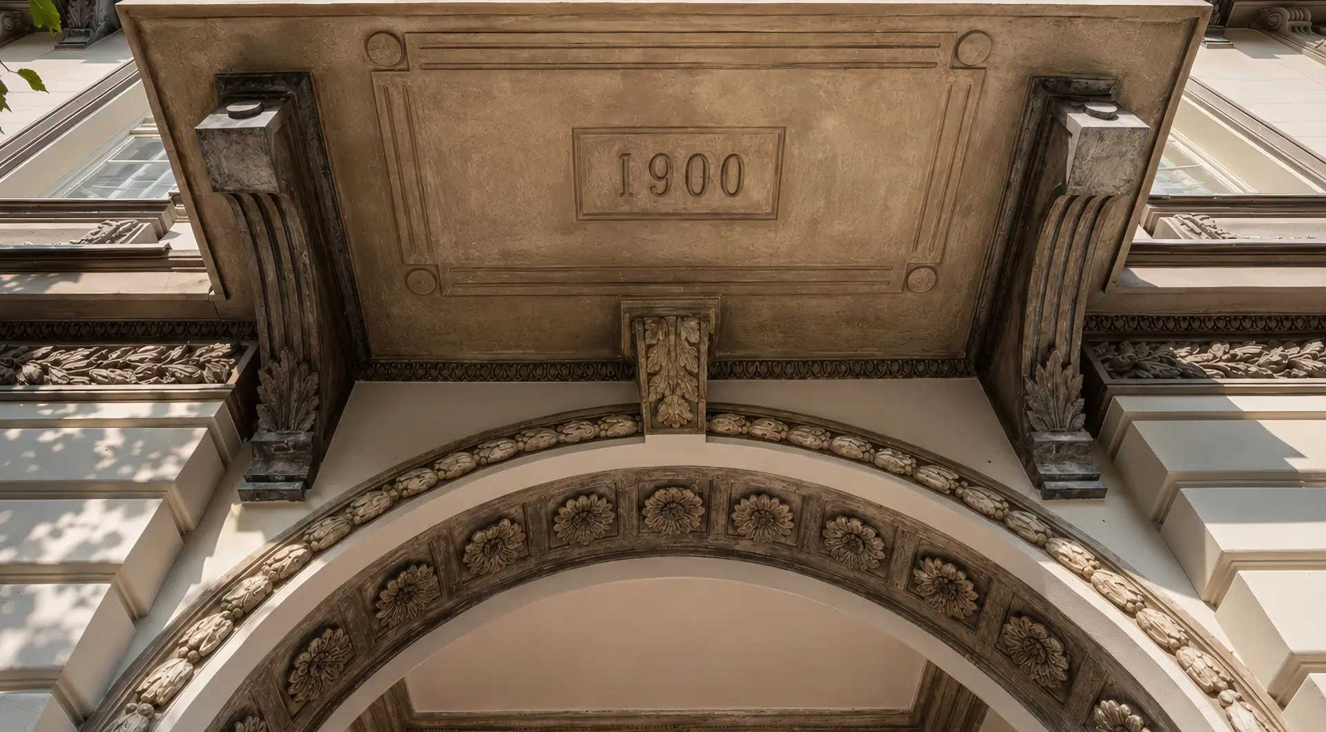 Penthouse w kamienicy Warszawa Śródmieście w zabytkowej kamienicy z dekoracyjną fasadą i datą 1900 nad wejściem