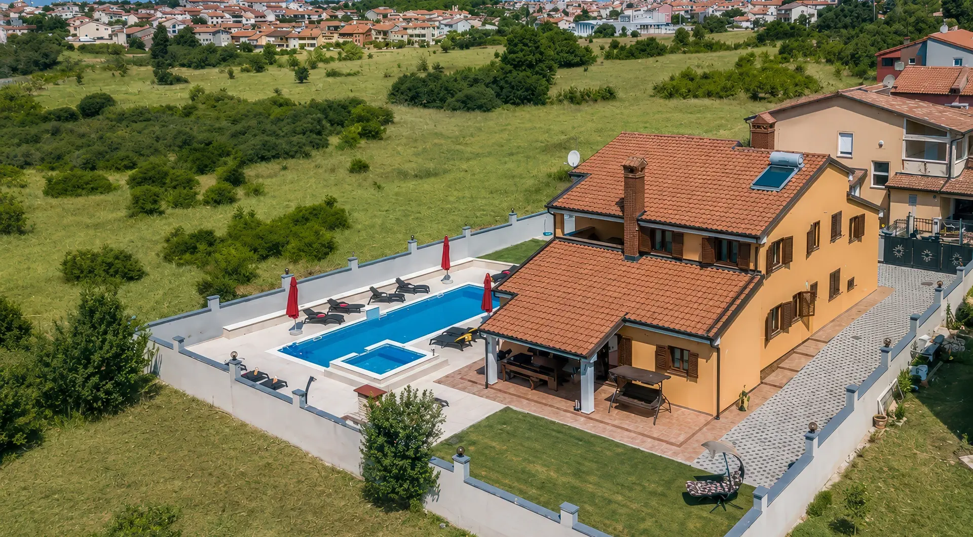 Prestiżowe domy w Chorwacji – willa z basenem, ogrodem i widokiem na zieloną okolicę w Puli