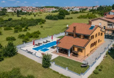 Prestiżowe domy w Chorwacji – willa z basenem, ogrodem i widokiem na zieloną okolicę w Puli