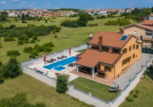 Prestiżowe domy w Chorwacji – willa z basenem, ogrodem i widokiem na zieloną okolicę w Puli