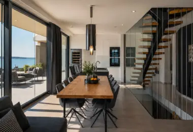 Willa z widokiem na morze Ugljan z nowoczesną jadalnią, designerskimi schodami i panoramicznym widokiem na Adriatyk