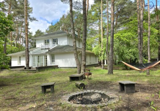 Urokliwy dom z ogrodem wśród sosen | Wawer