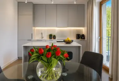 Apartament Warszawa Mokotów z elegancką kuchnią, wyspą kuchenną, częścią jadalnianą oraz nowoczesną zabudową na wymiar
