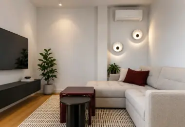 Apartament Warszawa Śródmieście z eleganckim salonem, jasnym narożnikiem, designerskimi stolikami oraz nowoczesnym oświetleniem ściennym.