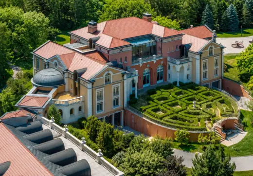 Luksusowa rezydencja pod Warszawą z ogrodem francuskim, pałacową architekturą, tarasami, czerwonym dachem i widokiem z lotu ptaka