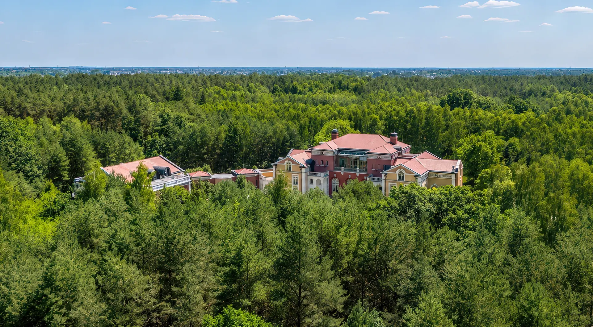 Luksusowa rezydencja pod Warszawą położona pośród rozległych lasów, z pałacową architekturą, czerwonym dachem i wyjątkową prywatnością