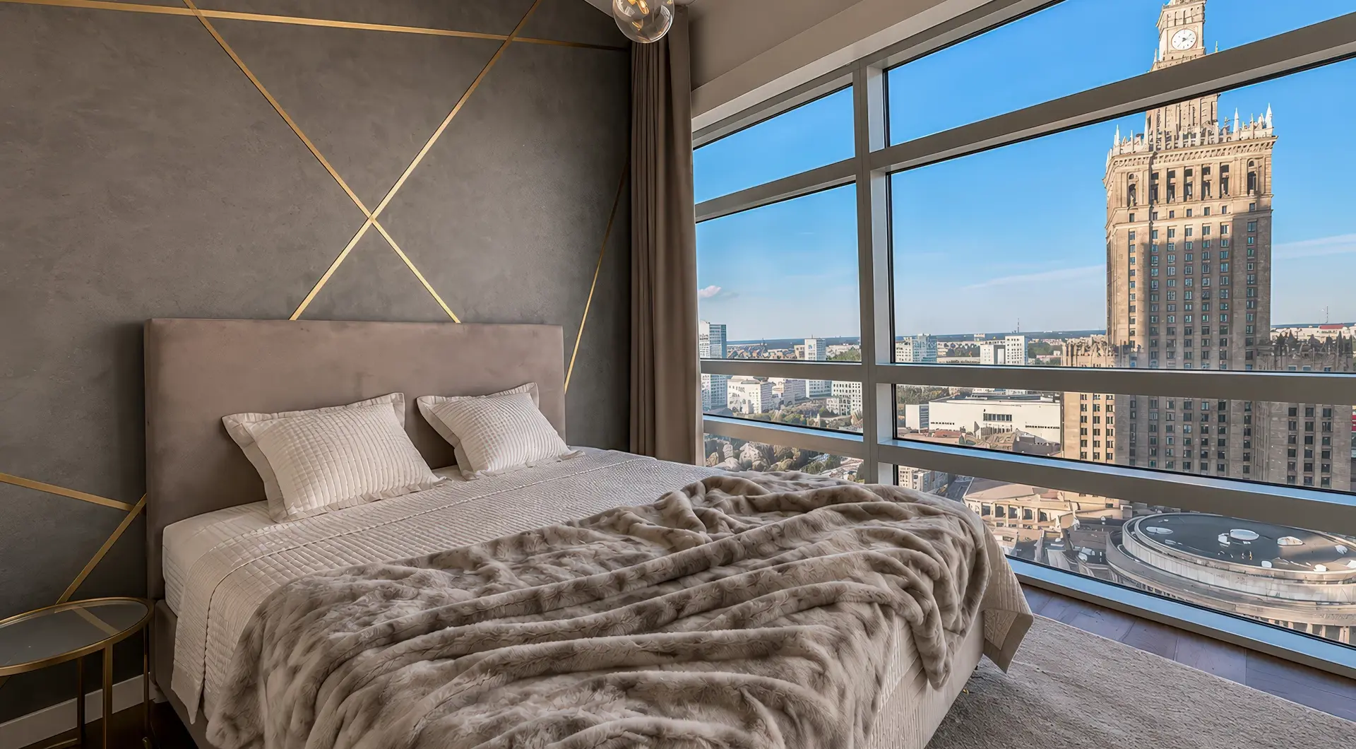 Luksusowy apartament Złota 44 z elegancką sypialnią i panoramicznym widokiem na Pałac Kultury i Nauki w Warszawie
