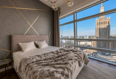 Luksusowy apartament Złota 44 z elegancką sypialnią i panoramicznym widokiem na Pałac Kultury i Nauki w Warszawie