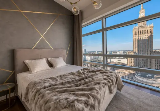 Luksusowy apartament Złota 44 z elegancką sypialnią i panoramicznym widokiem na Pałac Kultury i Nauki w Warszawie