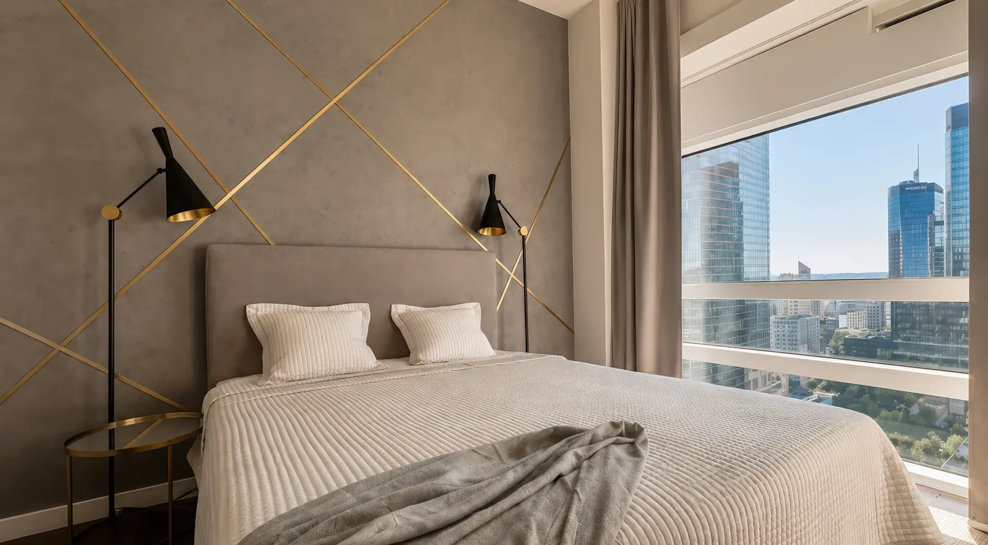 Luksusowy apartament Złota 44 z elegancką sypialnią, designerską ścianą za łóżkiem i widokiem na wieżowce Warszawy