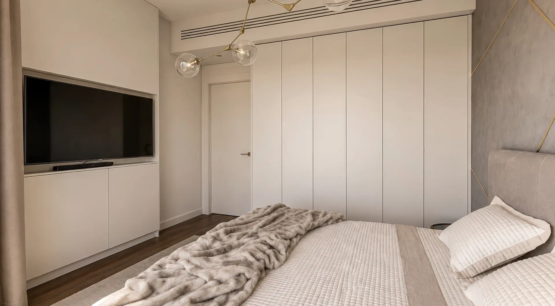 Luksusowy apartament Złota 44 z nowoczesną sypialnią, zabudową garderobianą na wymiar i wykończeniem premium