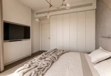 Luksusowy apartament Złota 44 z nowoczesną sypialnią, zabudową garderobianą na wymiar i wykończeniem premium