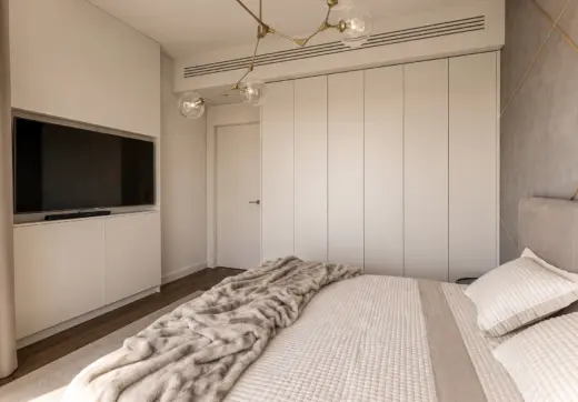 Luksusowy apartament Złota 44 z nowoczesną sypialnią, zabudową garderobianą na wymiar i wykończeniem premium