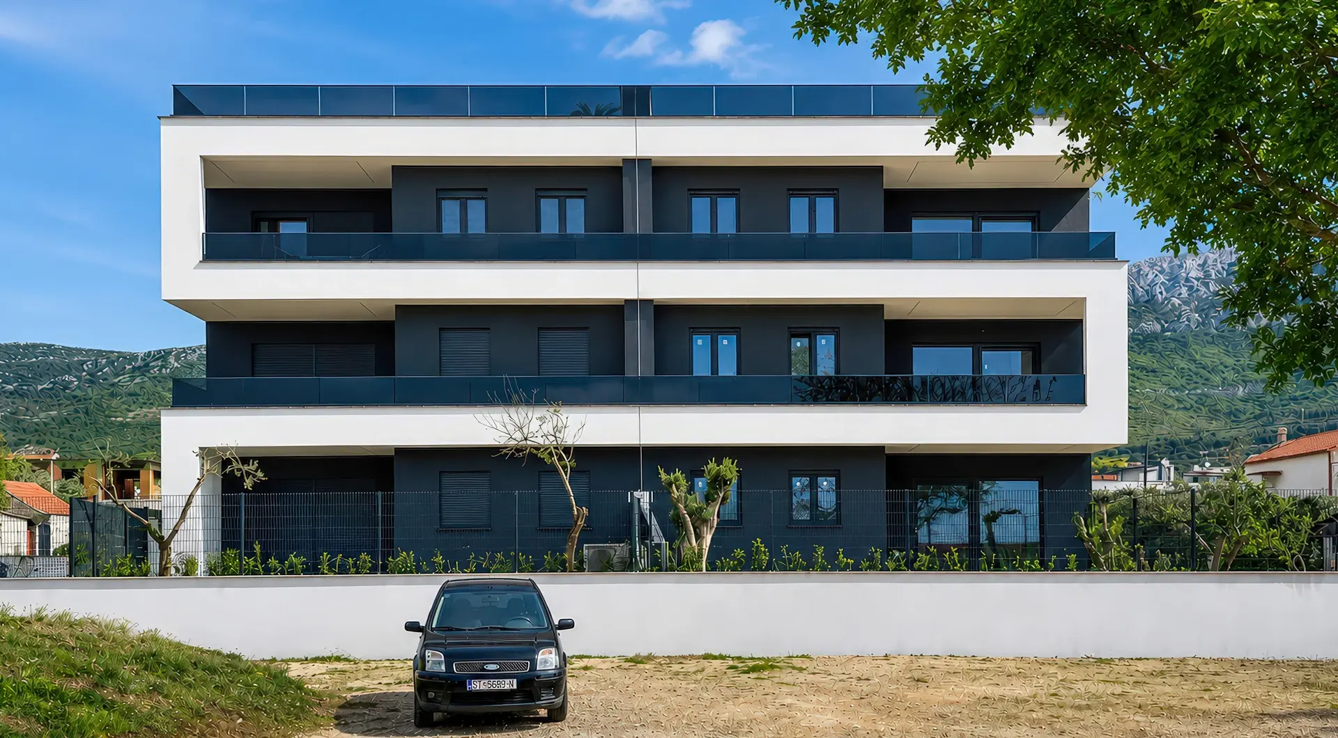 Penthouse w Kaštel Kambelovac w nowoczesnym budynku z przestronnymi balkonami i widokiem na góry