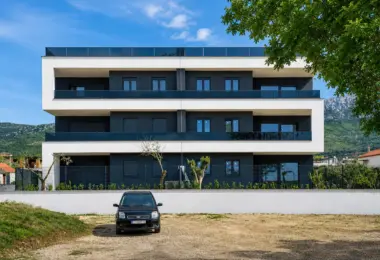 Penthouse w Kaštel Kambelovac w nowoczesnym budynku z przestronnymi balkonami i widokiem na góry