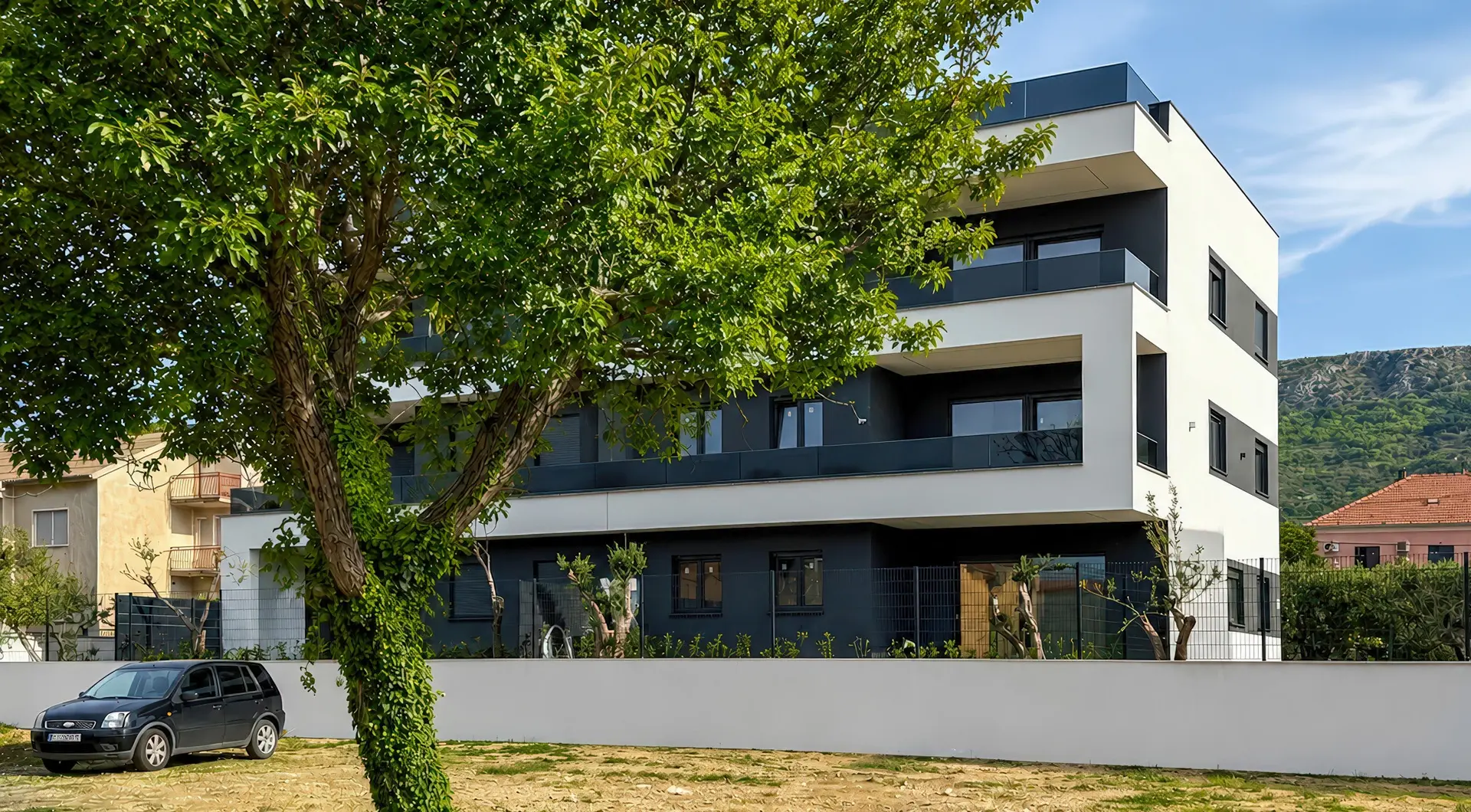 Penthouse w Kaštel Kambelovac w nowoczesnym budynku apartamentowym z balkonami i zielonym otoczeniem