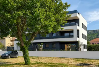 Penthouse w Kaštel Kambelovac w nowoczesnym budynku apartamentowym z balkonami i zielonym otoczeniem