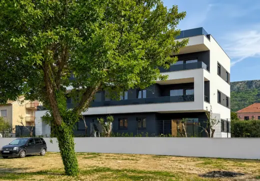 Penthouse w Kaštel Kambelovac w nowoczesnym budynku apartamentowym z balkonami i zielonym otoczeniem