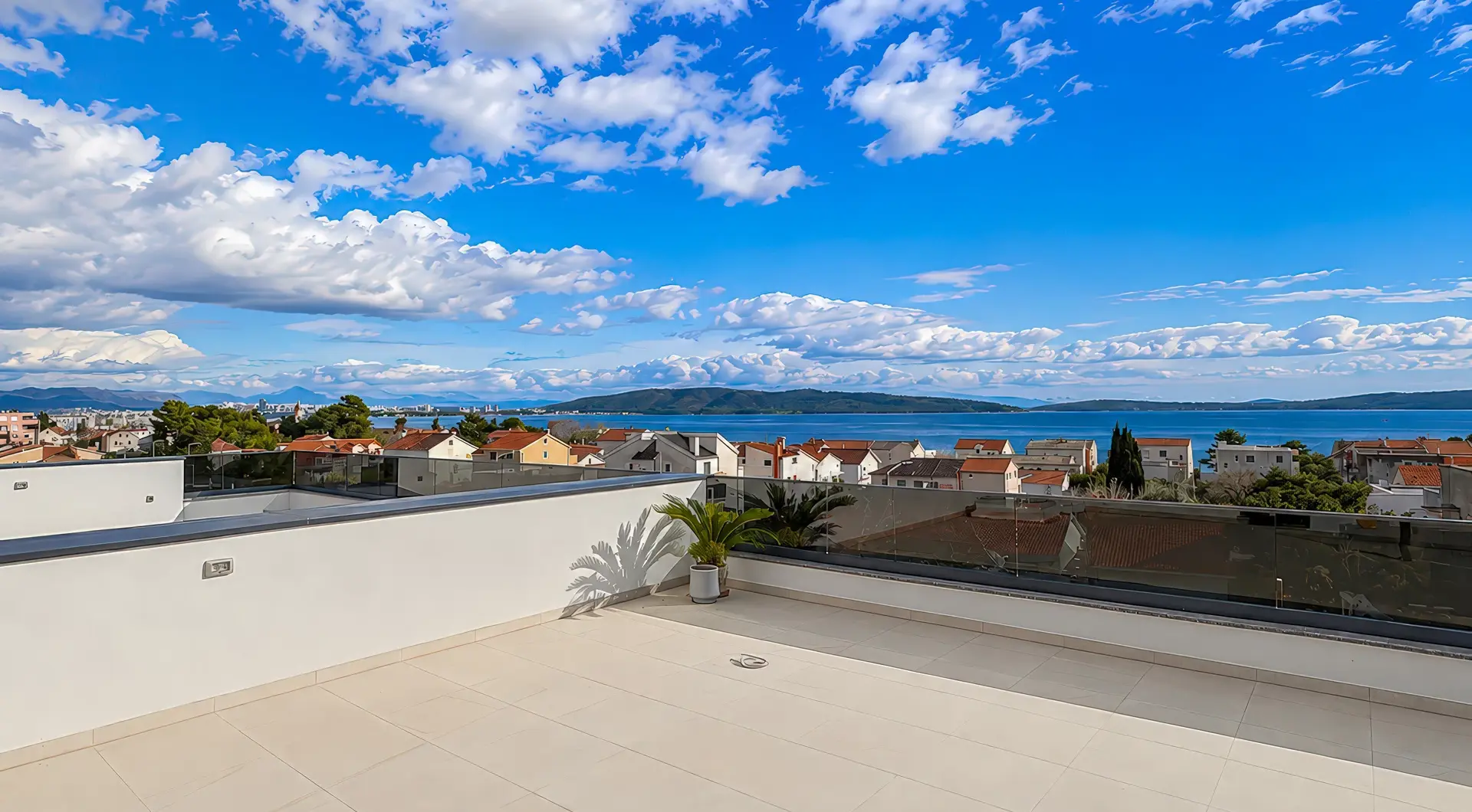 Penthouse w Kaštel Kambelovac z przestronnym tarasem na dachu i panoramicznym widokiem na morze