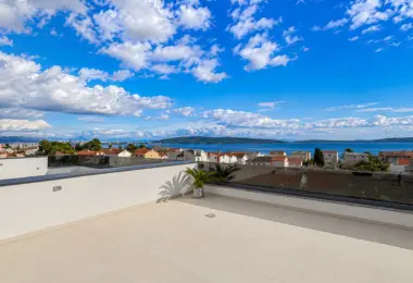 Penthouse w Kaštel Kambelovac z przestronnym tarasem na dachu i panoramicznym widokiem na morze