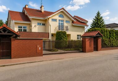 Dom z ogrodem Chylice - rezydencja z basenem