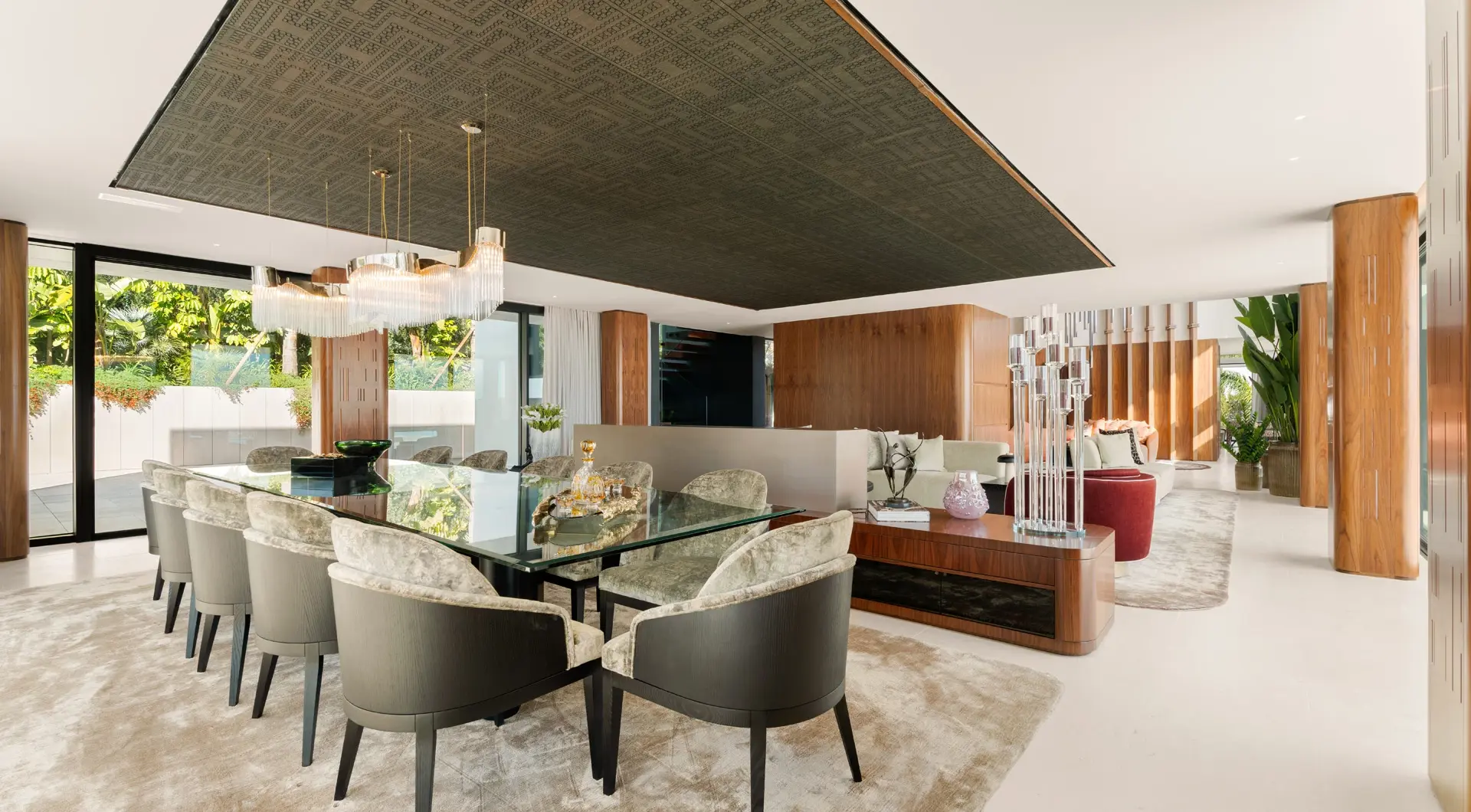 Luksusowa willa w Sotogrande z reprezentacyjną jadalnią, szklanym stołem, designerskim oświetleniem, salonem i eleganckim wykończeniem wnętrza