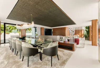 Luksusowa willa w Sotogrande z reprezentacyjną jadalnią, szklanym stołem, designerskim oświetleniem, salonem i eleganckim wykończeniem wnętrza