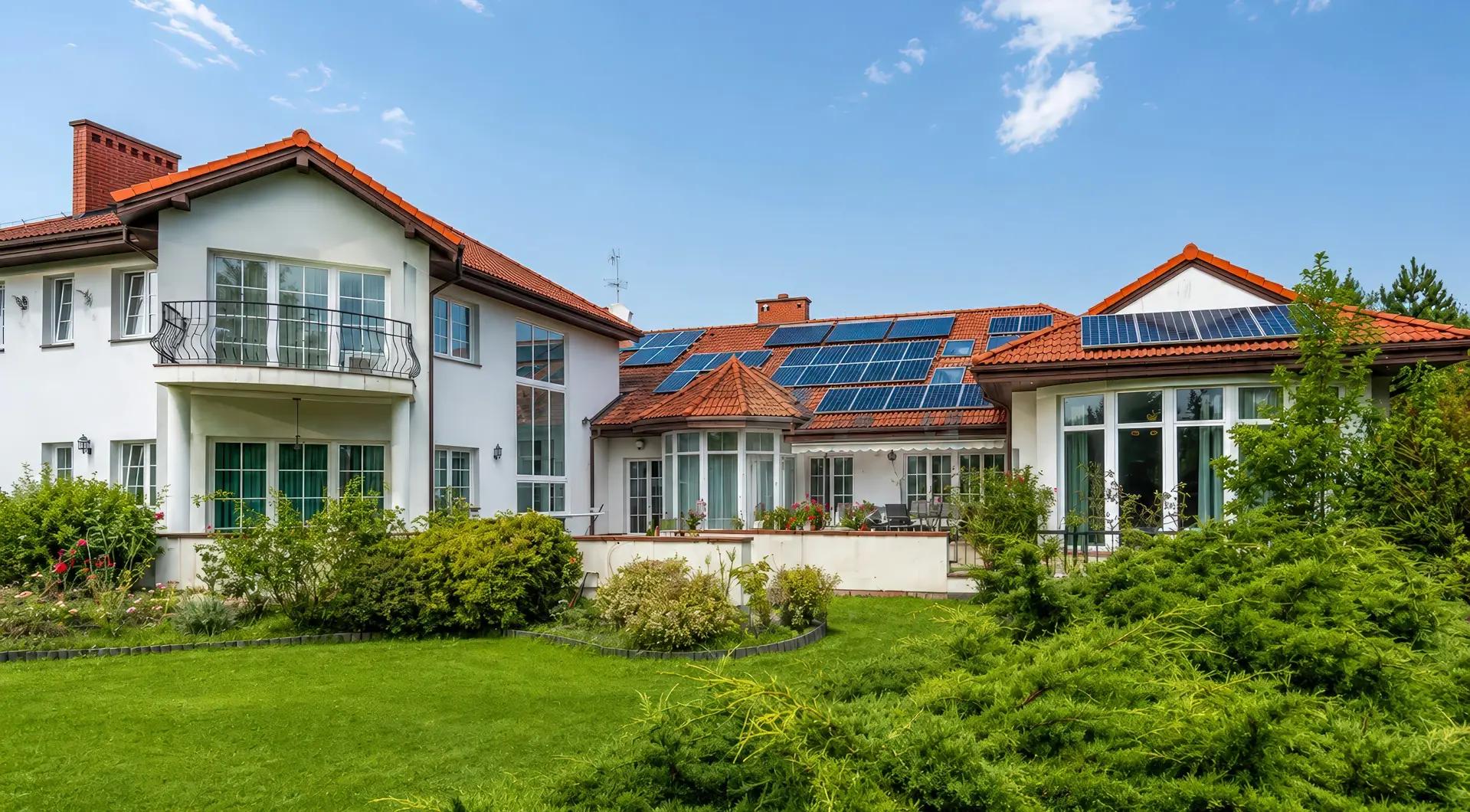 Luksusowy dom w Konstancinie z ogrodem, tarasem, czerwonym dachem, panelami fotowoltaicznymi i elegancką bryłą rezydencji