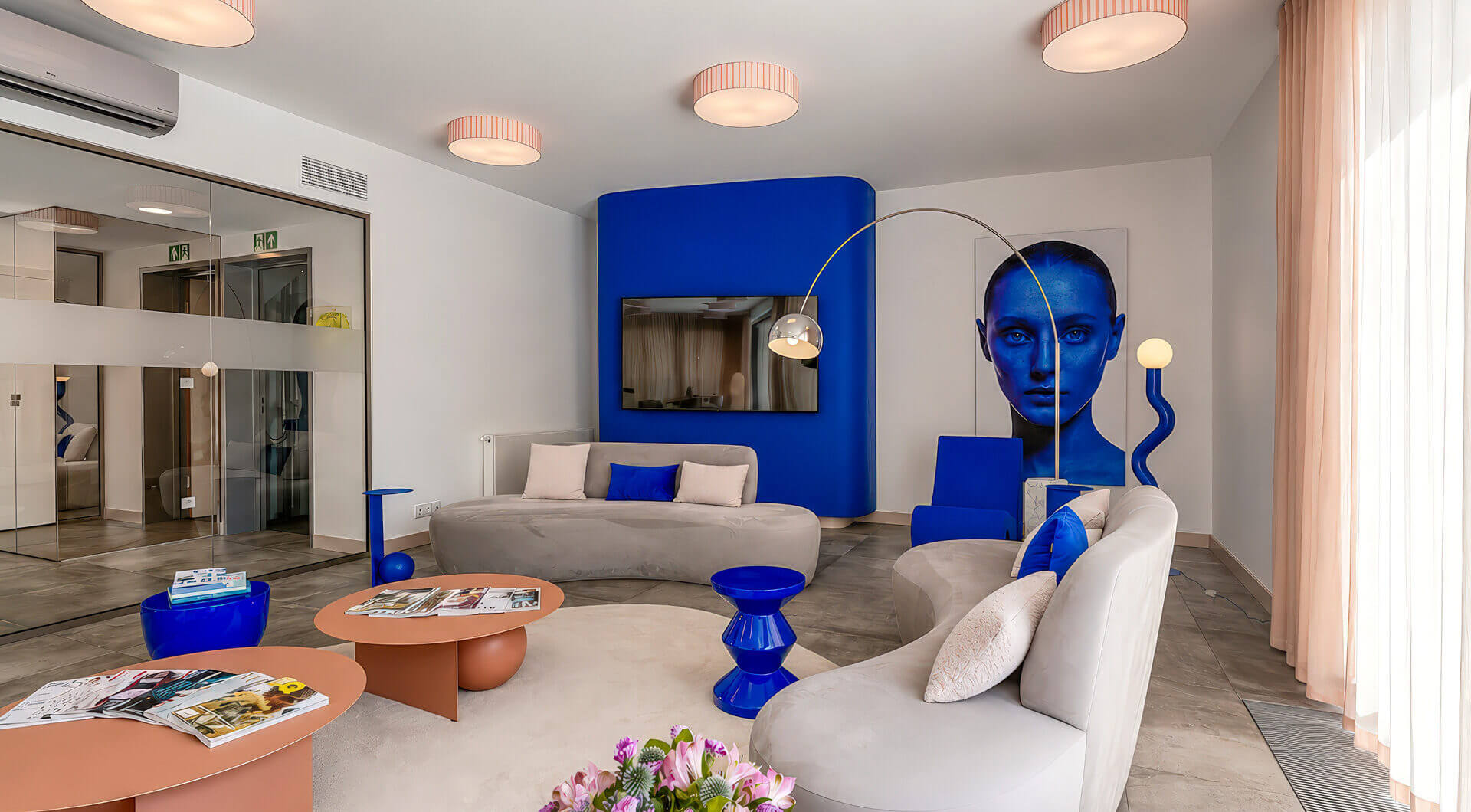 Budynek usługowy na Mokotowie z nowoczesną strefą lounge i designerskim wyposażeniem