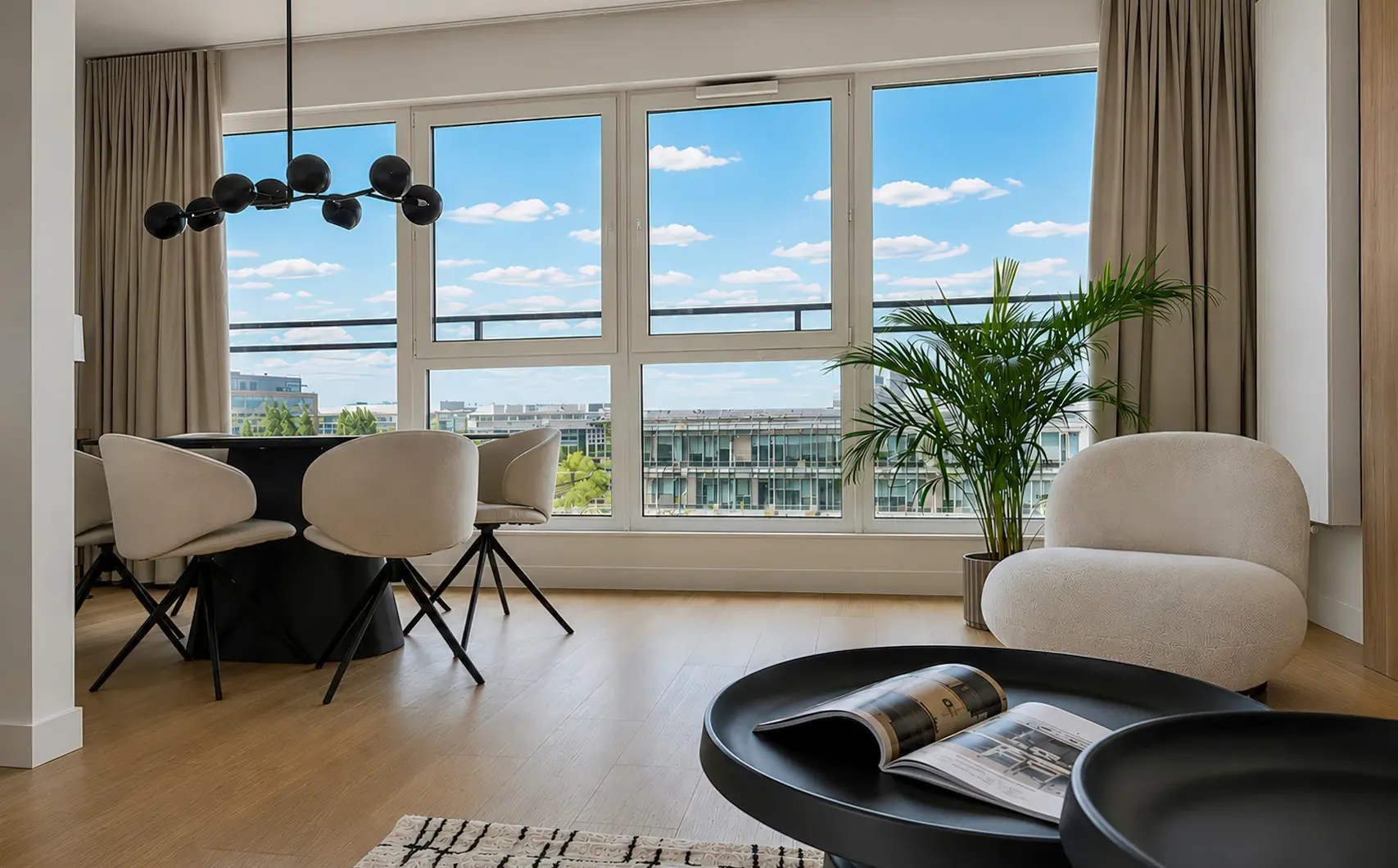 Apartament na wynajem Mokotów – jasny salon z jadalnią, dużymi oknami i widokiem na miasto