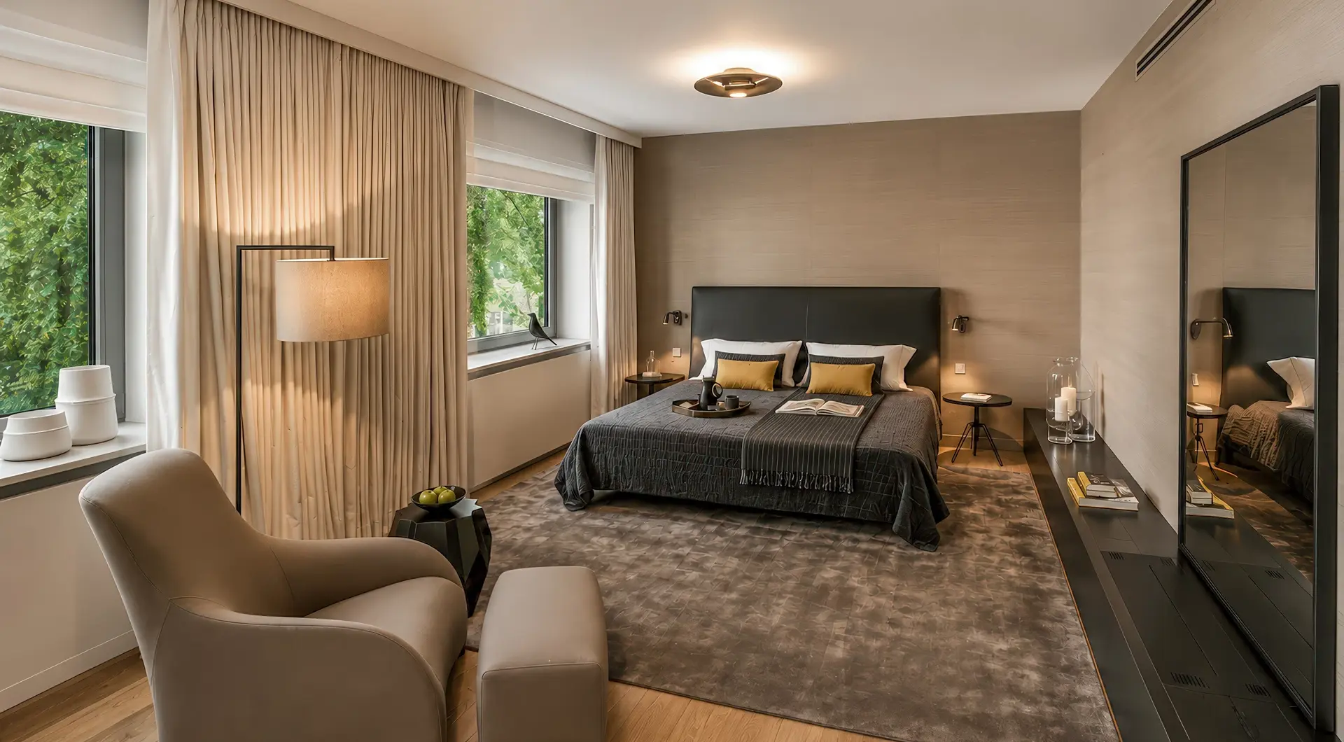 Apartament przy Łazienkach Królewskich z elegancką sypialnią, dużymi oknami i widokiem na zieleń.